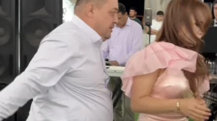 Түркістандағы тойда әнші қызды бұрынғы қайын атасы ұрып тастады (ВИДЕО)
