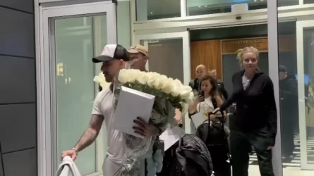 Backstreet Boys прибыли в Алматы — участников группы встретили тюбетейками и шоколадом