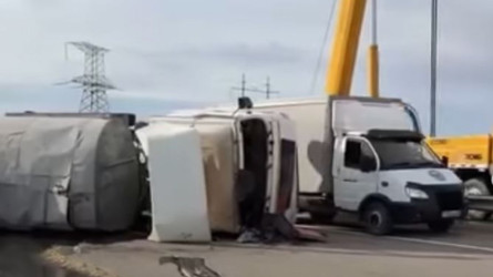 Маңғыстауда жүк көлігі аударылып қалды (ВИДЕО)
