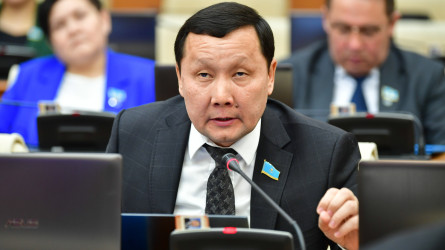 Депутат Абзал Құспан Қазақстандағы келісілген футбол матчтарын тергеуді талап етті