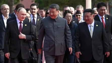Си Цзиньпин, Путин и Ким Чен Ын вместе вышли смотреть парад в Пекине