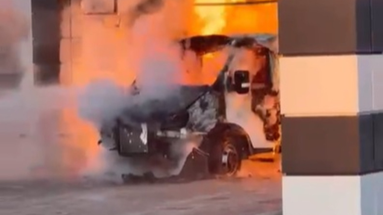 Ақтөбедегі жанармай құю бекетінде «Газель» өртенді