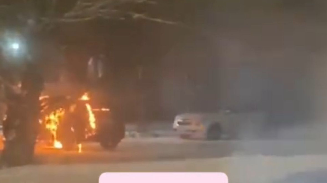 В Семее пьяный мужчина поджег автомобили двух участковых