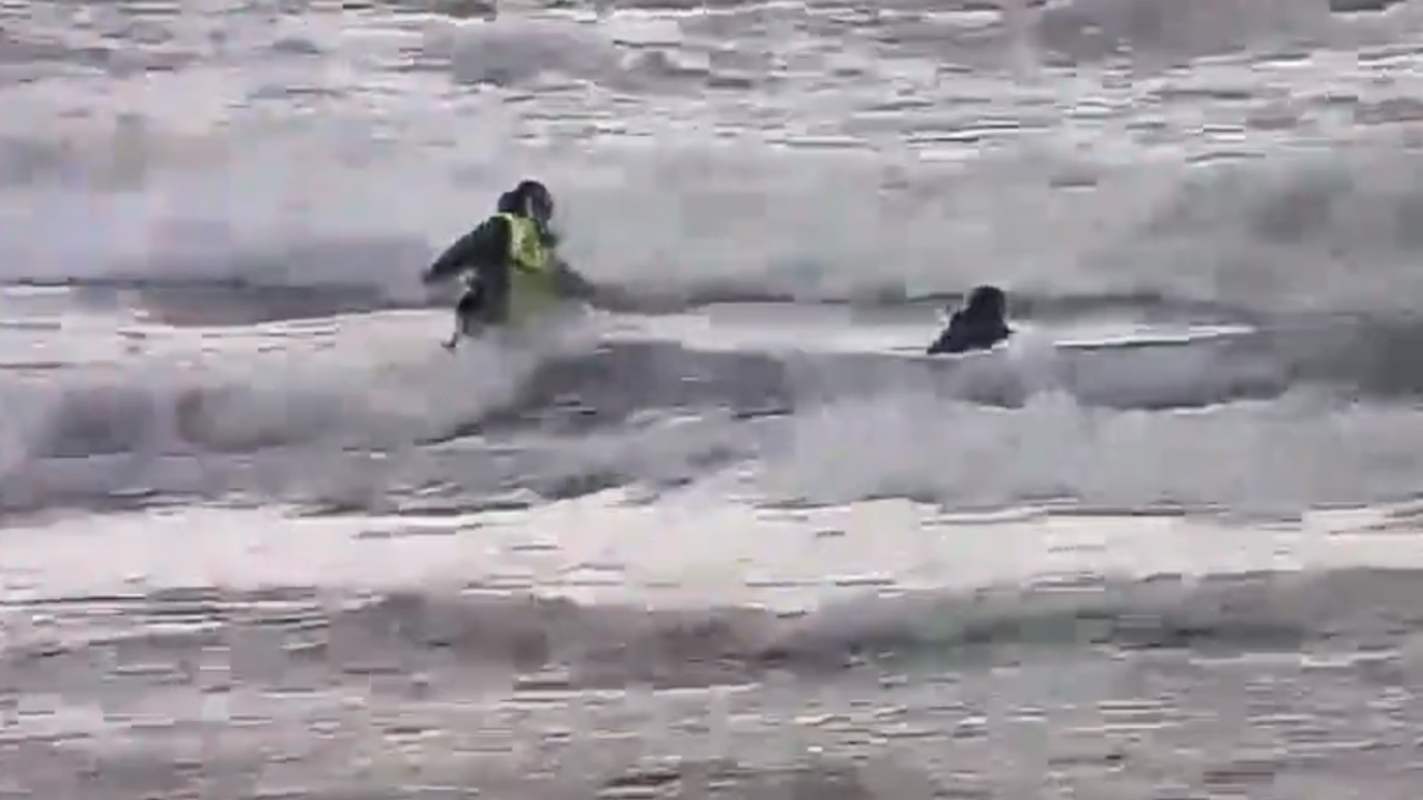 Ақтауда полицейлер қыста Каспийге түскен жасөспірімді құтқарды (ВИДЕО)