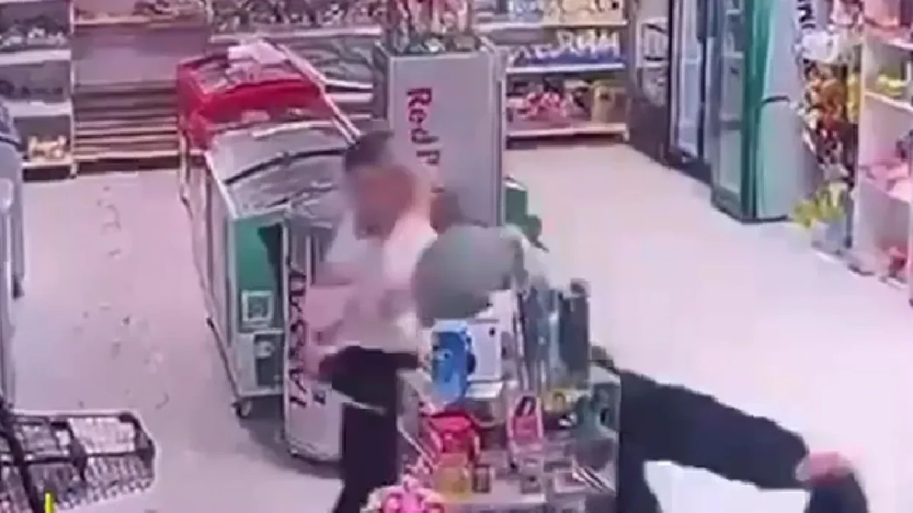 Алматыда ер адам дүкенде әйелге шабуыл жасап, алтын әшекейін тартып алған