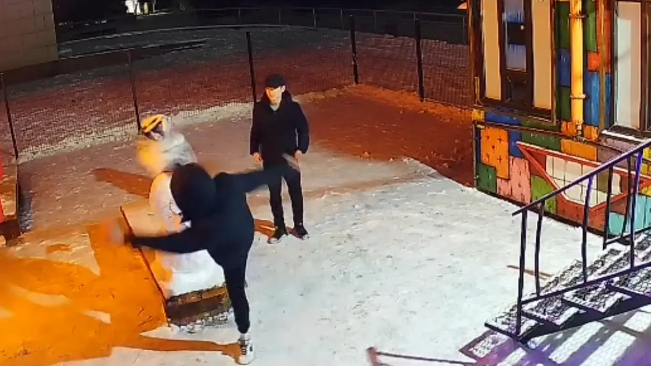 Ақтауда жасөспірімдер туристік нысанды қиратып кетті (ВИДЕО)