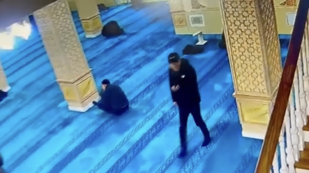 Алматыда мешітке келушілерді тонаған ер адам ұсталды (ВИДЕО)
