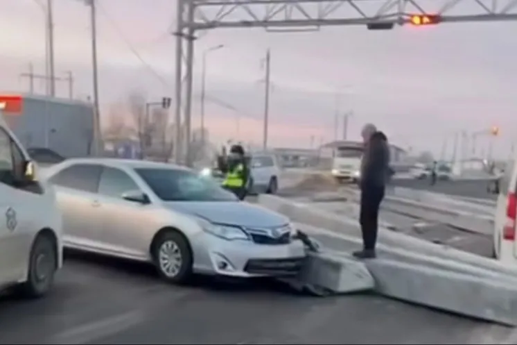 В Атырау бетонные столбы упали с грузовика и повредили автомобили (ВИДЕО)