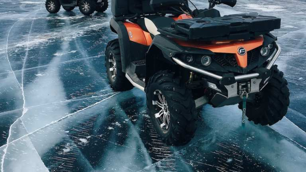 Квадроцикл инспекторов рыбоохраны провалился под лёд в Атырау