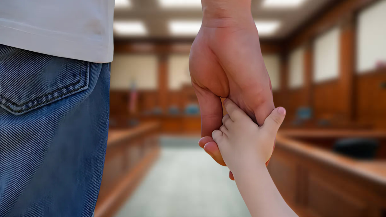 Қарағандылық ер адам асырап алған қызын қайтармақ болды