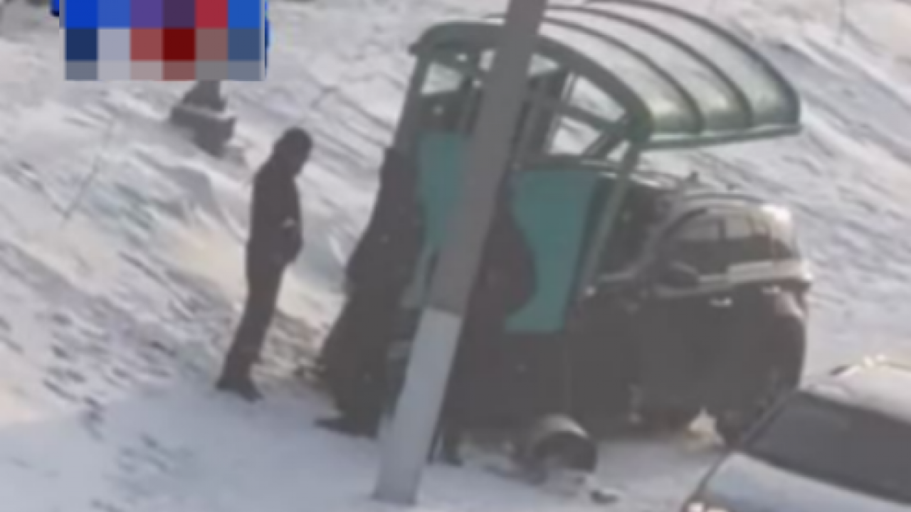 Қарағандыда KIA жүргізушісі аялдамада тұрған әйелді қағып кетті (ВИДЕО)