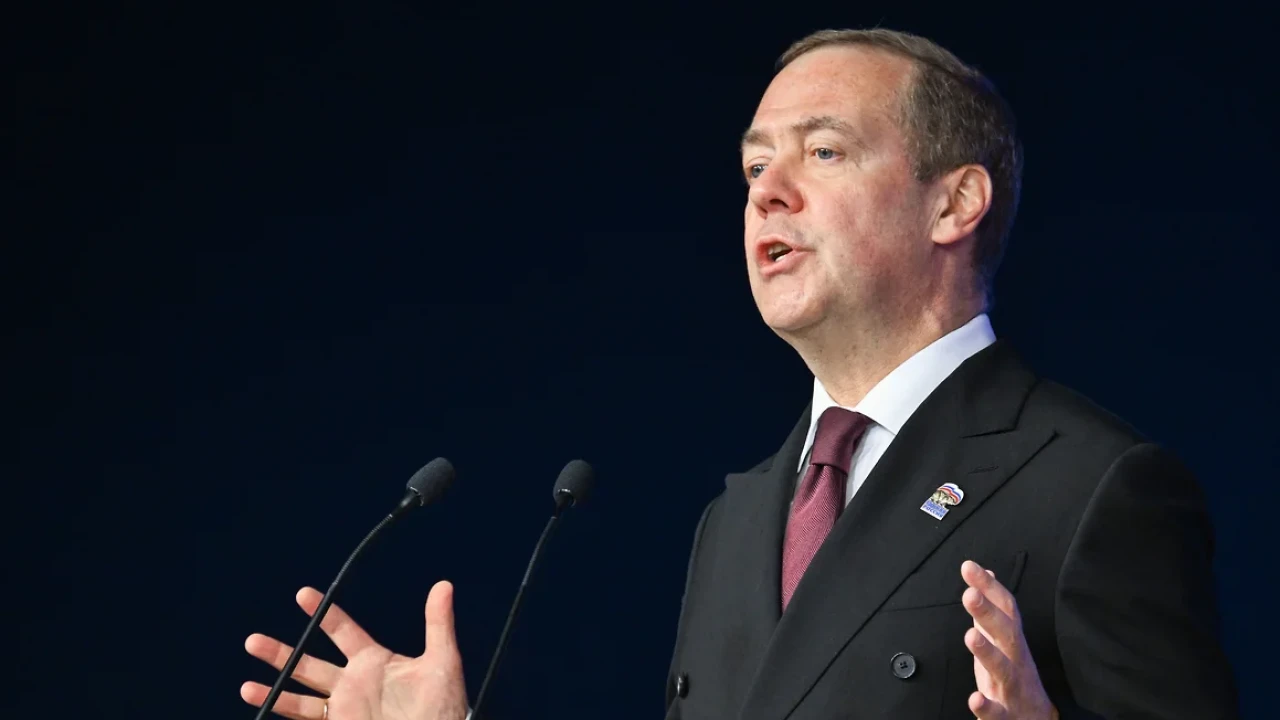 Медведев: Трамп Путинге еліктеп жүр