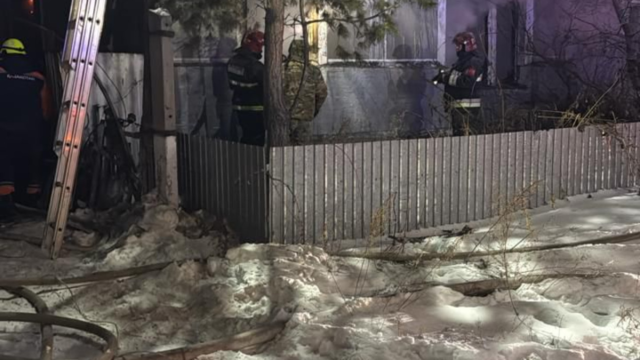 «Диванның артында қалған»: Үйде жалғыз қалғанда өрттен қаза тапқан 5 жасар қыз туралы шындық белгілі болды