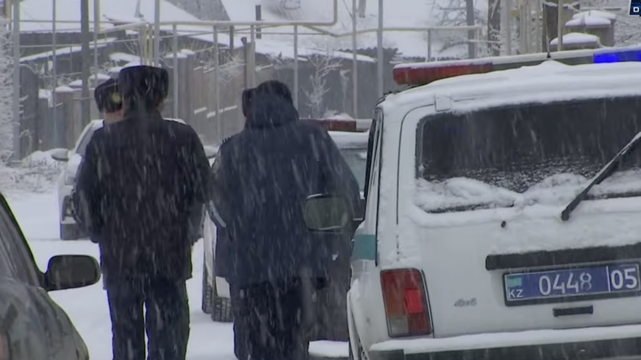 «Өлтіріп, қызының қасына жатқызып кетті»: Талғарда ер адам әйелді қызының көзінше өлтірген (ВИДЕО)
