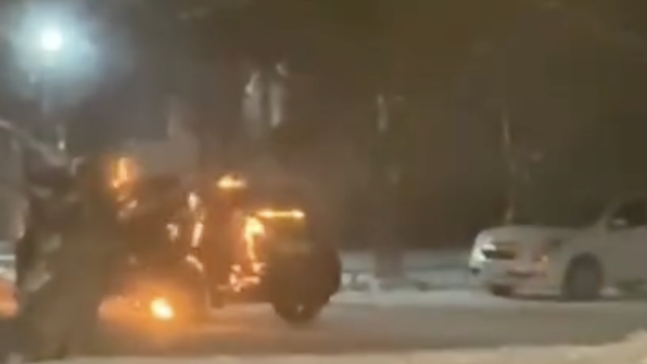 «Несиеге алынған»: Семейде мас тұрғын екі учаскелік полицейдің көлігін өртеп жіберді (ВИДЕО)