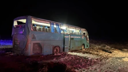 Маңғыстауда 50 жолаушысы бар автобус аударылды, төрт адам қаза тапты