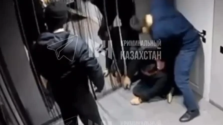 Атыраудағы түнгі клубта ер адамды аяусыз ұрып-соққан (ВИДЕО)