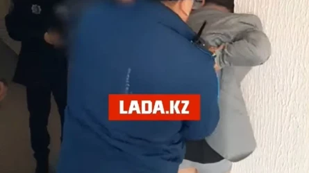 Ақтауда подъезде пиджак пен іш киімдегі ер адам ұсталды (ВИДЕО)