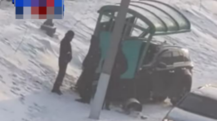 В Караганде водитель KIA сбил женщину на остановке (ВИДЕО)