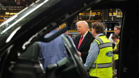 Ақ үй Трамптың жұмысшыға ортаңғы саусағын көрсетуін «орынды» деп атады (ВИДЕО)