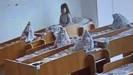 В Сатпаеве двое детей сбежали из детского сада и заблудились