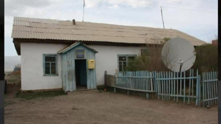Жители села Сарыжаз пожаловались на состояние здания «Казпочты» в Алматинской области