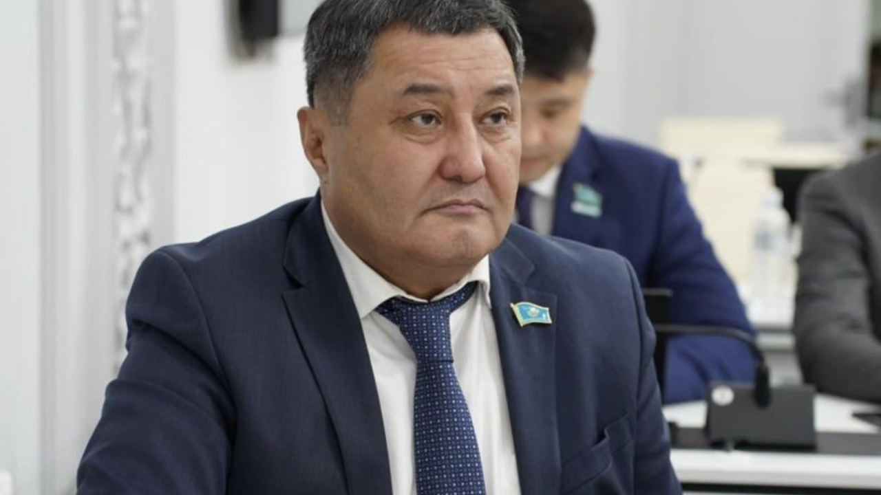 «Қазақ тілі үстем болуы тиіс»: Астанада депутат қазақ тілінде сөйлеу туралы талап қойды (ВИДЕО)