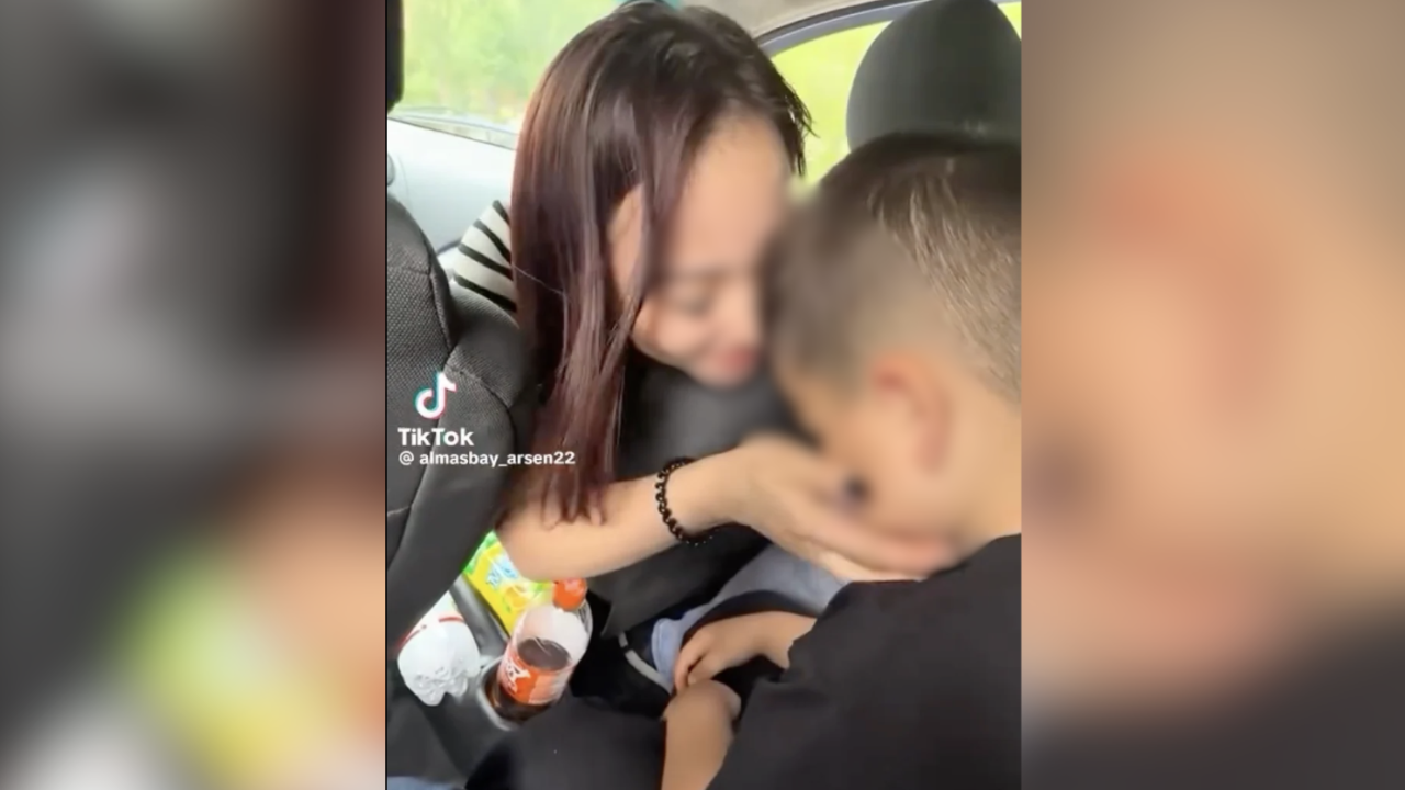 Астанада баламен сүйіскен әйелдің видеосы дауға ұласты