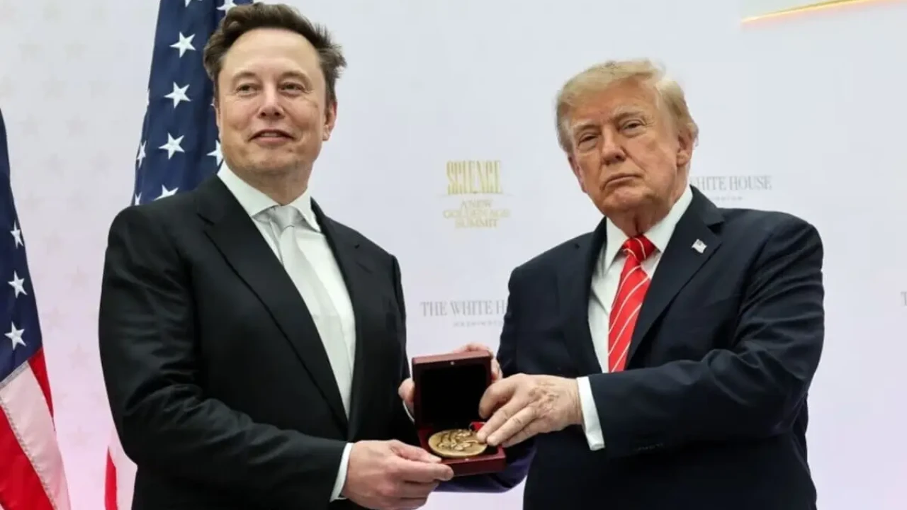 Трамп Илон Маскке АҚШ-тағы ең жоғары ғылыми марапатты табыстады