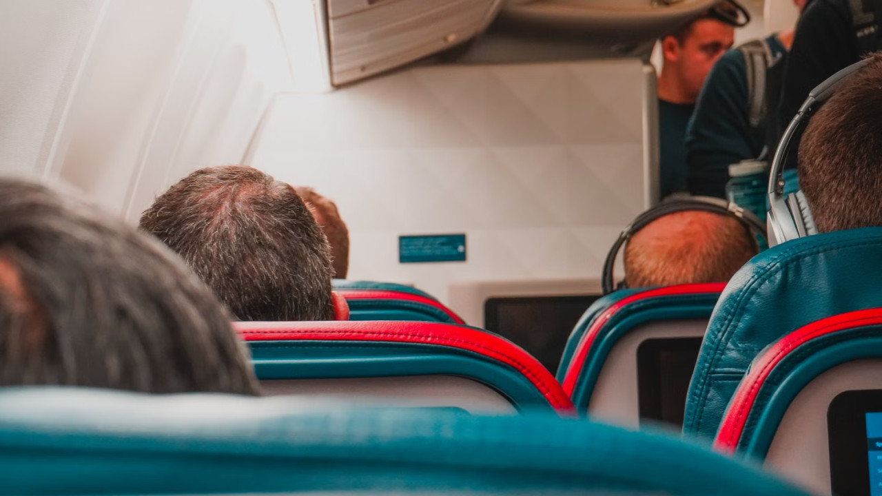 Air Astana ұшағында 450 доллар жоғалды: жолаушы ұрлық туралы мәлімдеді