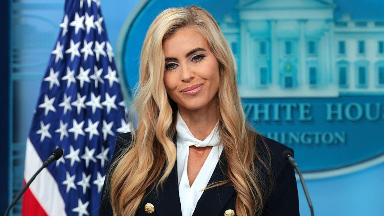 «Президентім… яғни күйеуім»: Трамптың баспасөз хатшысының алғашқы брифингі желіде тарады