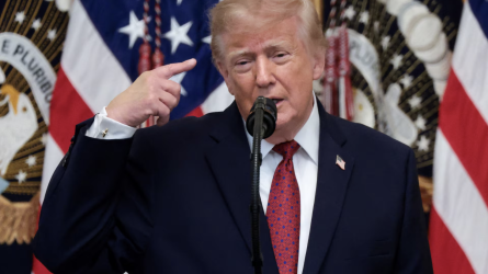 «Соғысты тоқтата алмайды»: Трамп Зеленскийдің президенттіктен кетуі керек екенін айтты