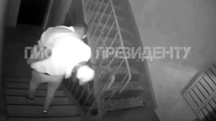 Алматыда басына қап кигізілген ер адамды подъезден көтеріп алып шыққан: үш күдікті ұсталды