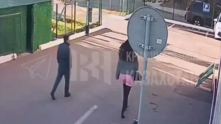 Астанада ер адам қыздың соңынан аңдып, бөксесінен ұстаған