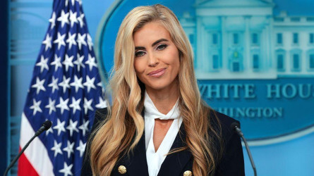 «Президентім… яғни күйеуім»: Трамптың баспасөз хатшысының алғашқы брифингі желіде тарады