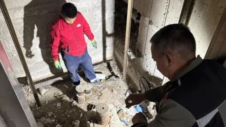 В Атырау рухнул лифт с людьми: несколько человек пострадали