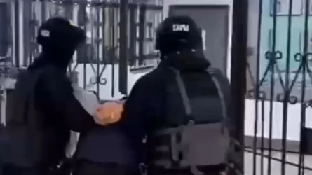 Шымкентте екі ер адамнан 10 млн теңге талап етіп, көлігін тартып алғандар бес жылға сотталды