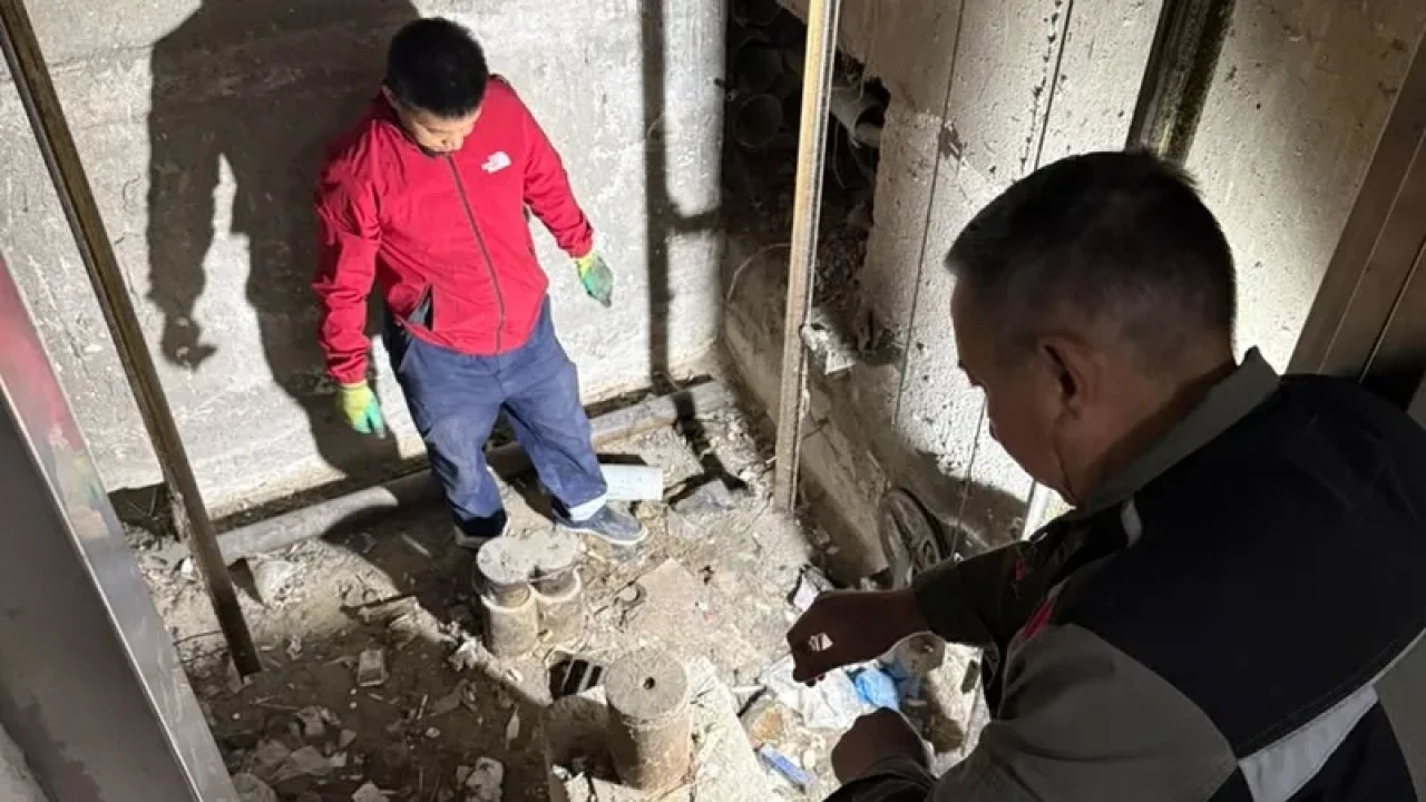 В Атырау рухнул лифт с людьми: несколько человек пострадали