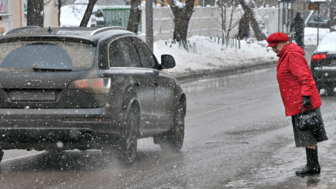 Жаңаөзенде жүргізуші жаяу жүргіншіге лай шашып өткені үшін 86 500 теңге айыппұл арқалады