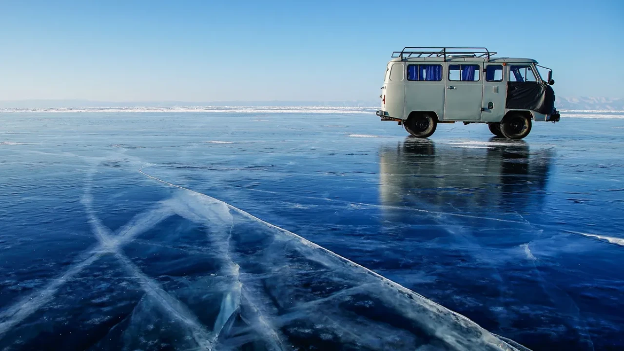 Байкалда туристер мінген көлік мұз астына кетіп, адамдар қаза тапты