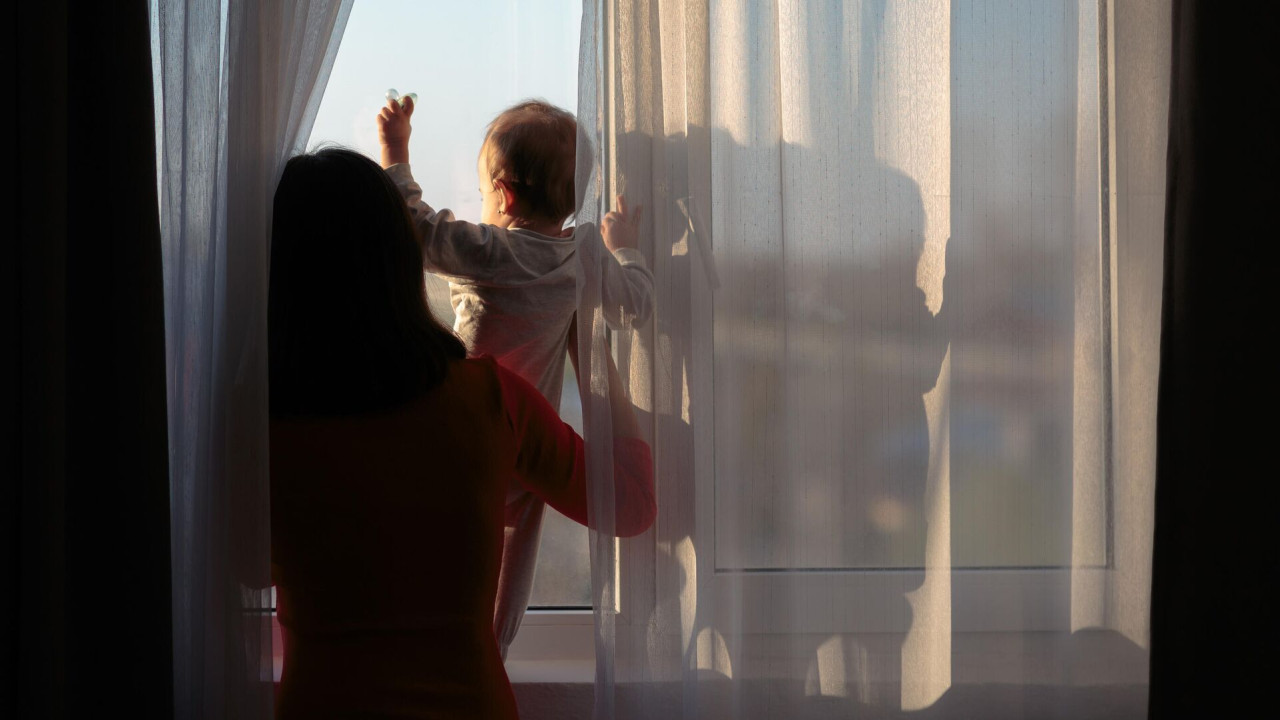 В Таразе женщина выбросила двух детей с пятого этажа