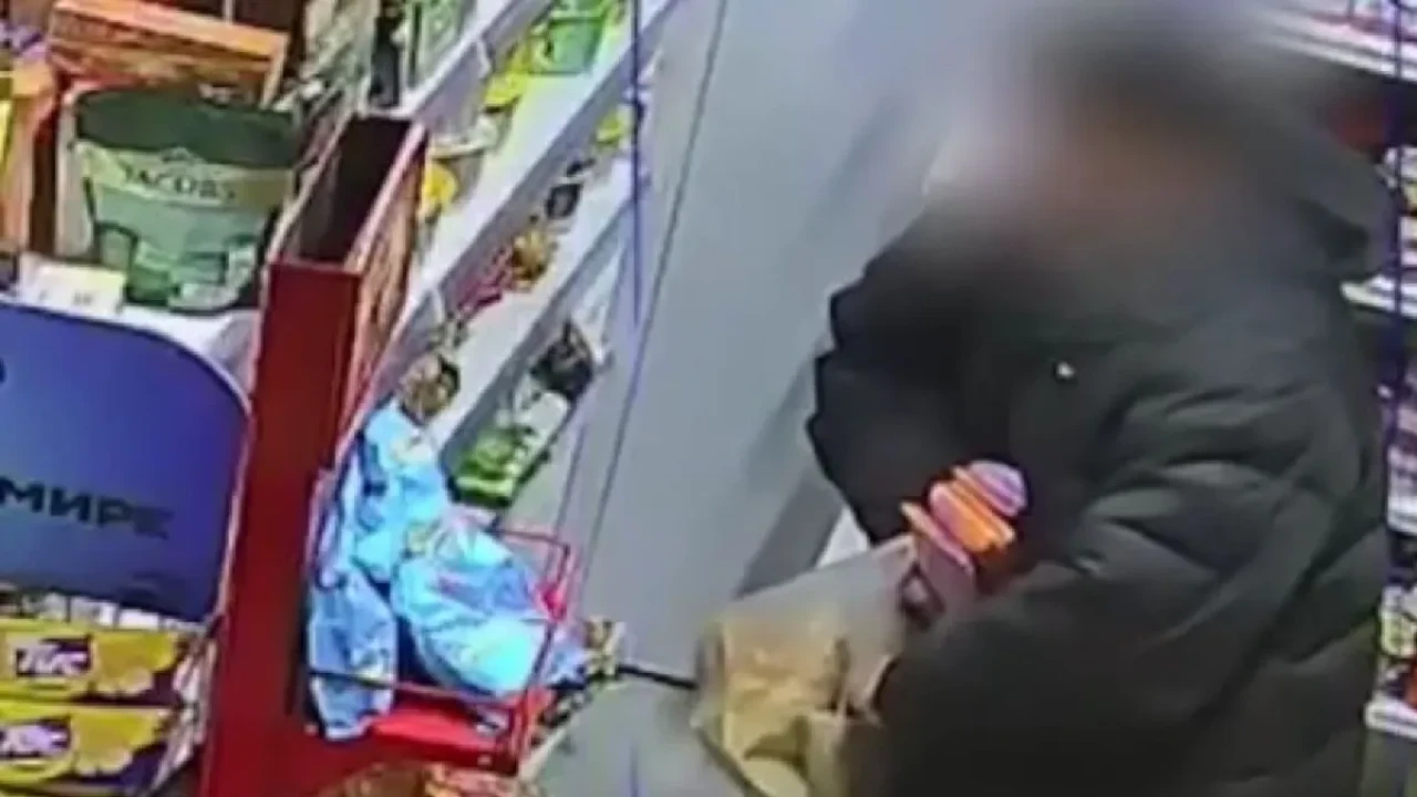 Астанада ер адам дүкеннен шоколадты ұрлап, көшеде сатып жіберген (ВИДЕО)