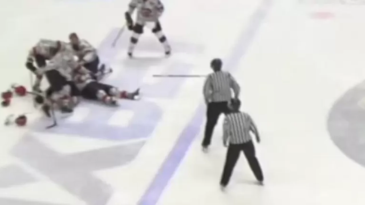 Қарағандыда хоккей матчы кезінде ойыншы көз жұмды (ВИДЕО)