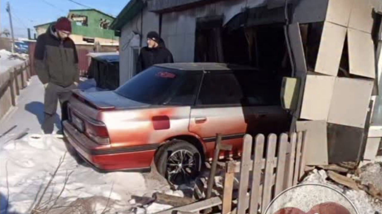 Петропавлда жеңіл көлік пен КамАЗ тұрғын үйге кіріп кеткен (ВИДЕО)