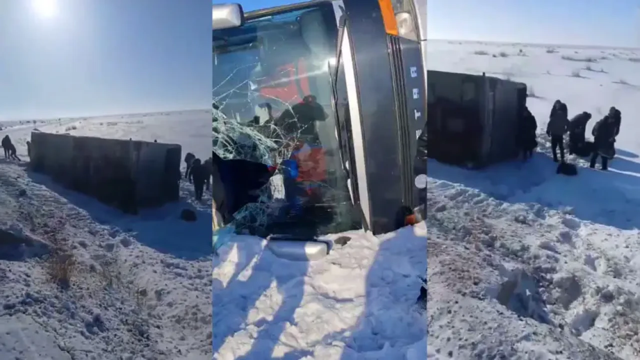 Абай облысында ішінде 50 жолаушы отырған автобус аударылып кетті