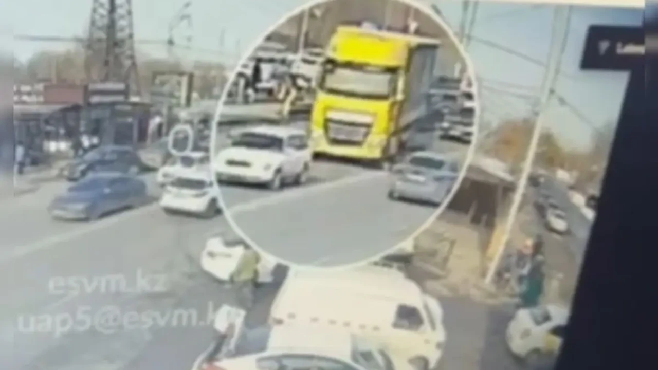 Алматыда жүк көлігі жаяу жүргіншіні қағып өлтірді (ВИДЕО)