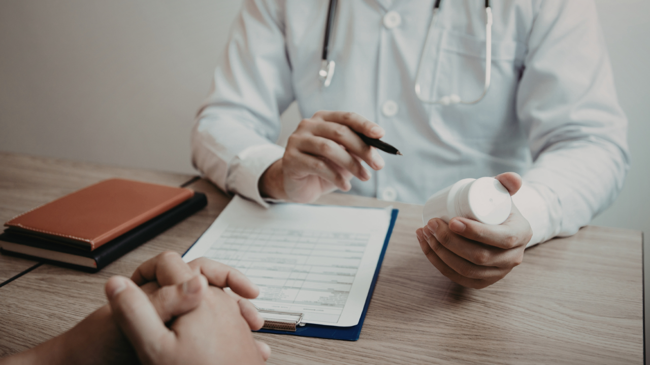 Ақтөбеде науқас өзін тегін емдеп жүрген профессорды тонап кетті