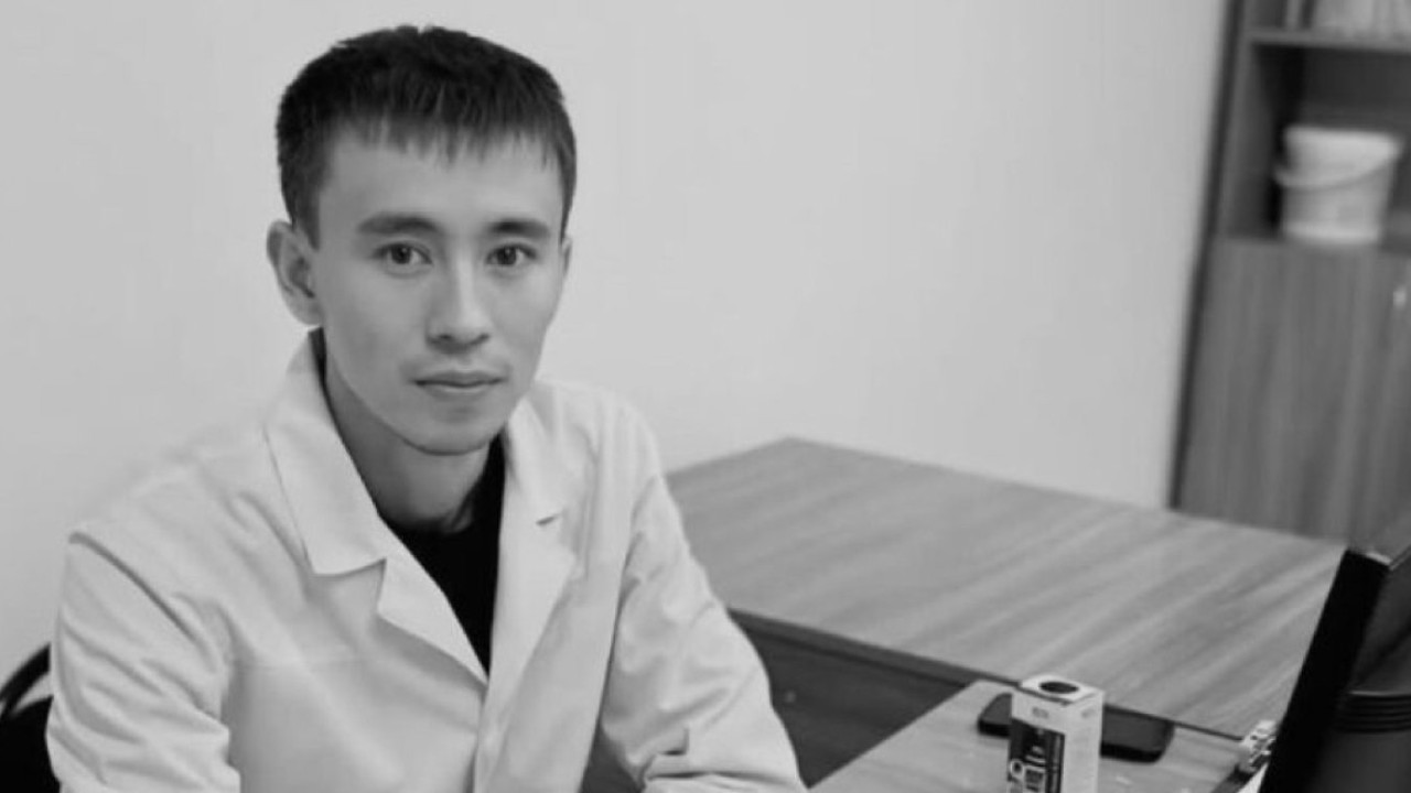 «Ешқашан кешірмейміз»: Жаңаөзенде кісі қолынан қайтыс болған дәрігердің қарындасы мәлімдеме жасады