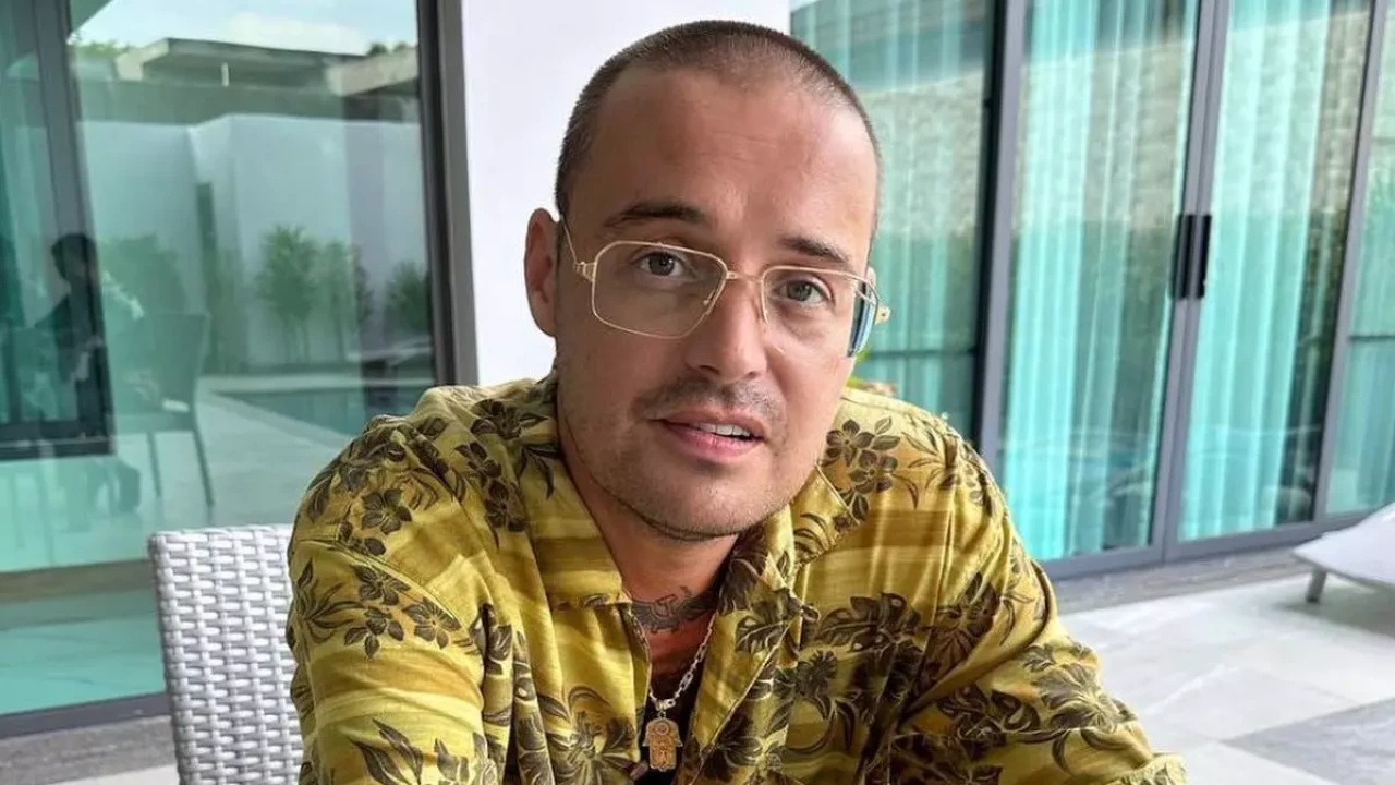 Ресейде рэпер моншада ер адамды соққыға жығып, iPhone алған