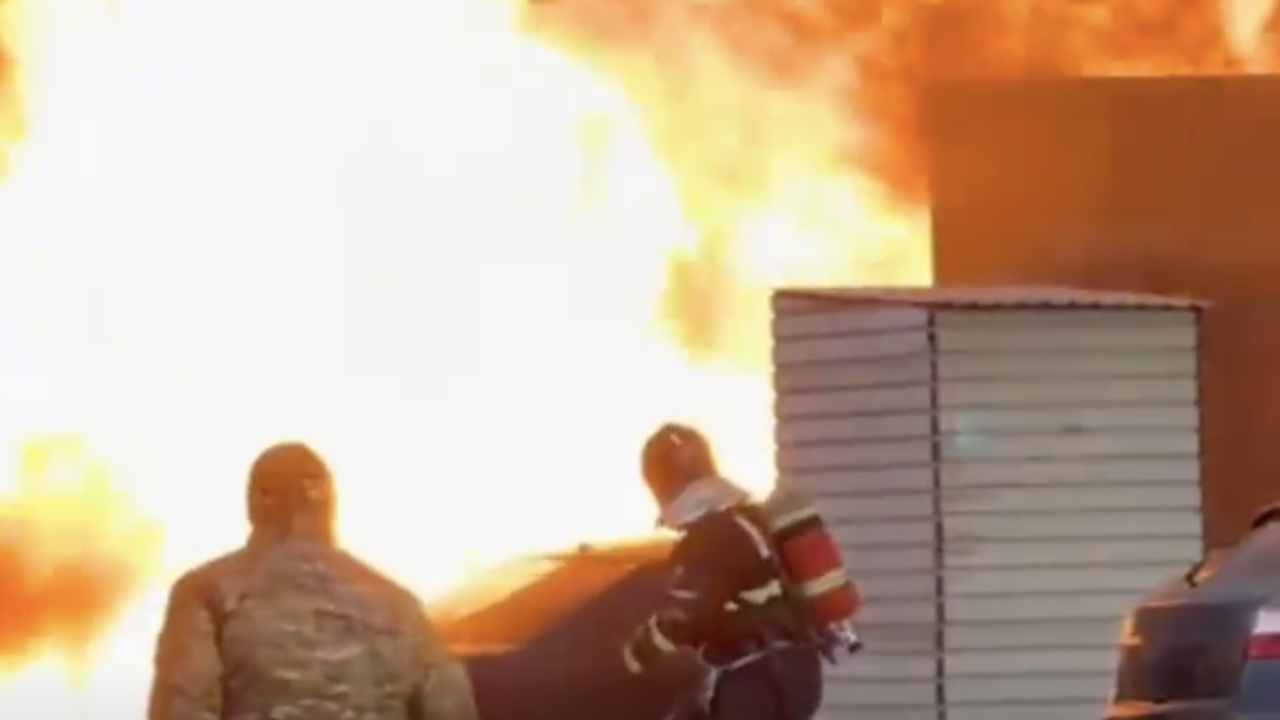 Ақтауда көлік жөндеу орталығында ірі өрт шығып, екі жұмысшы ауыр халде ауруханаға түсті